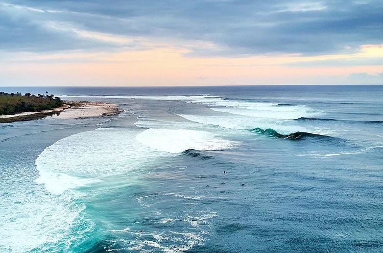 Destinasi wisata pantai indah di Banyuwangi hits dan terbaru rekomendasi panorama alam-Pantai Plengkung foto instagram copyright @indosurfadventures