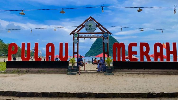 Destinasi wisata pantai indah di Banyuwangi hits dan terbaru rekomendasi panorama alam-Pantai Pulau Merah foto instagram copyright @sinta.waty1570