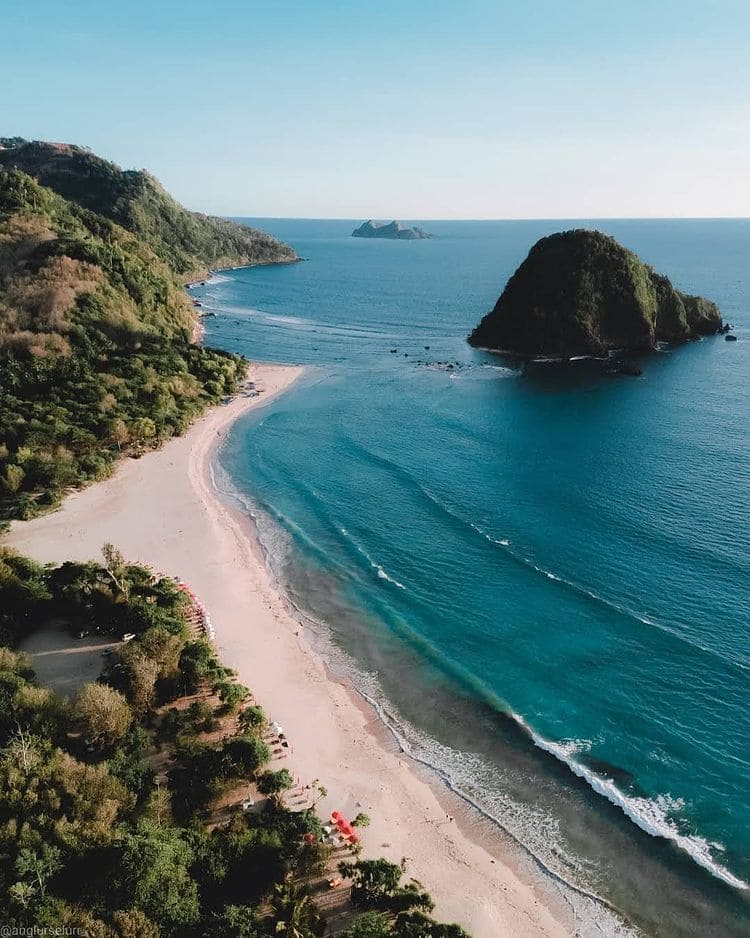 tempat destinasi wisata populer di Indonesia yang mendunia wajib di kunjungi Pantai Pulau Merah, Banyuwangi foto copyright instagram @riaulifeindonesia