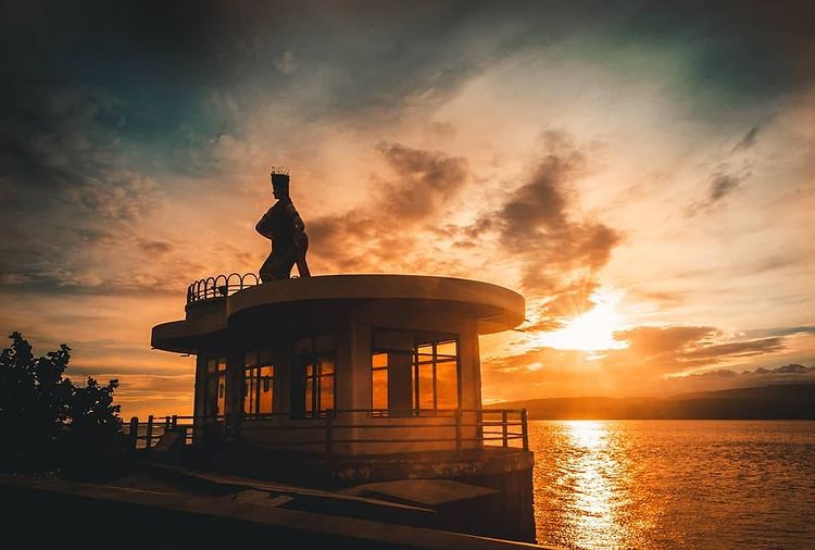 Destinasi wisata pantai indah di Banyuwangi hits dan terbaru rekomendasi panorama alam-Pantai Watu Dodol foto instagram copyright @darwisalwan