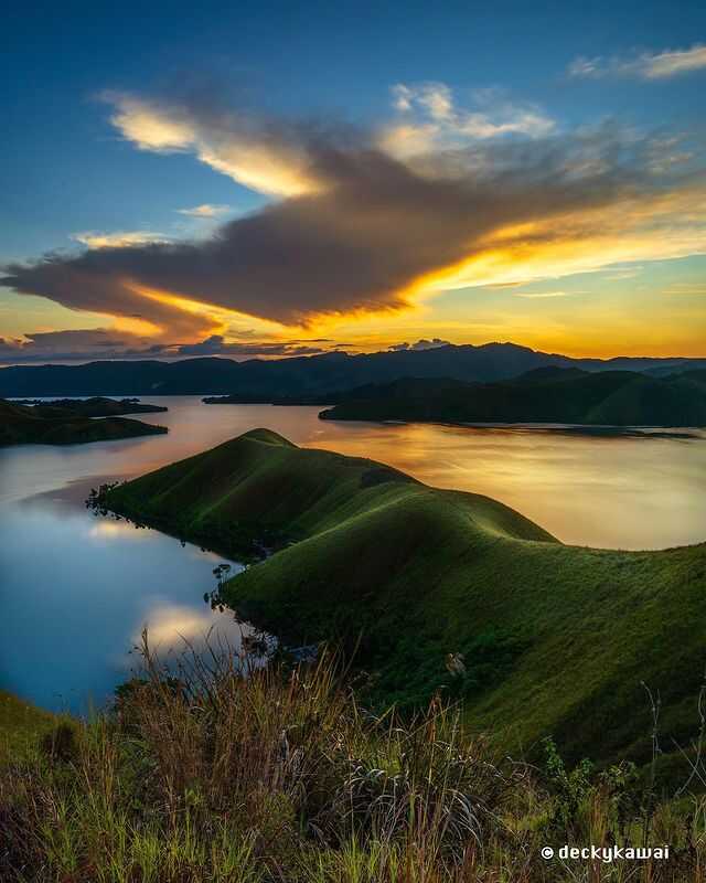 tempat destinasi wisata populer di Indonesia yang mendunia wajib di kunjungi Danau Sentani, Papua foto copyright instagram @deckykawai.galeri