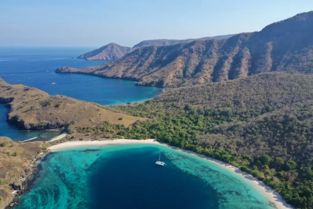 tempat destinasi wisata populer di Indonesia yang mendunia wajib di kunjungi Sumbawa foto copyright website rotasiasia.com