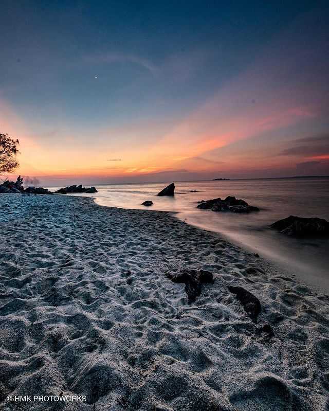 tempat destinasi wisata populer di Indonesia yang mendunia wajib di kunjungi Tanjung Gelam, Karimun Jawa foto copyright instagram @hasannudinmkholil