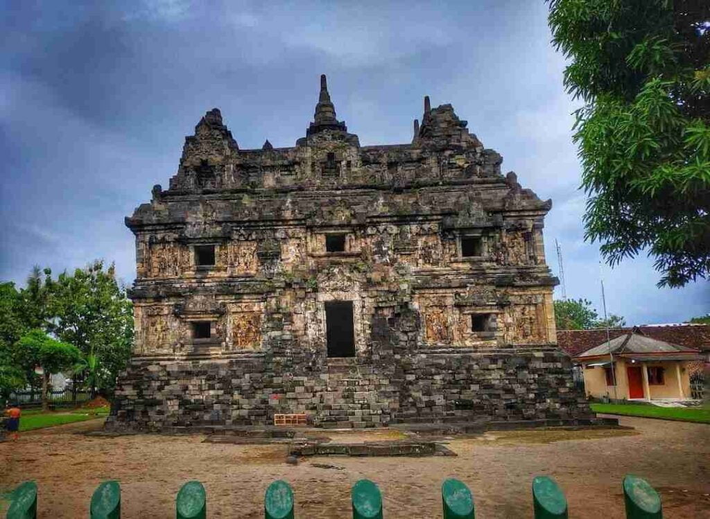 wisata candi di jawa tengah foto candi sari by google maps Nining Hidayanti
