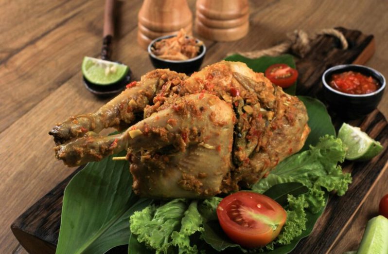 Ayam-betutu-makanan-khas-bali-mevrouwwortel.com-bobobox.com