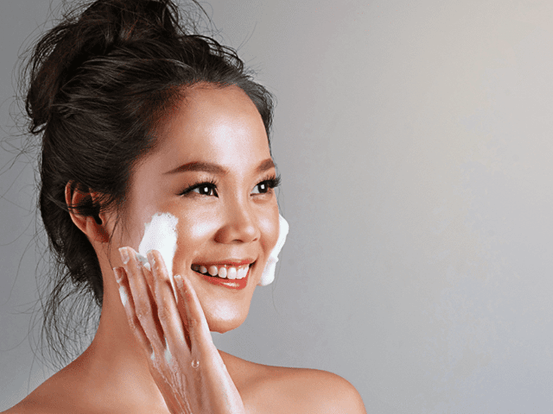 Gunakan Facial Wash skincare untuk cuaca panas