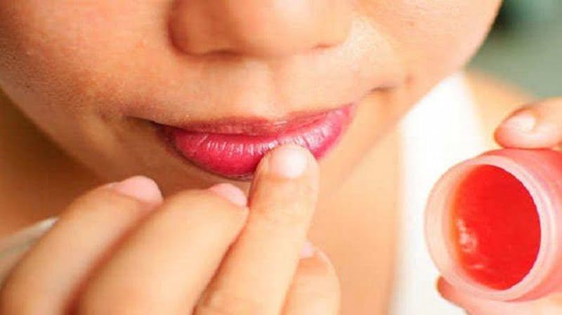 Gunakan Lip Balm skincare untuk cuaca panas